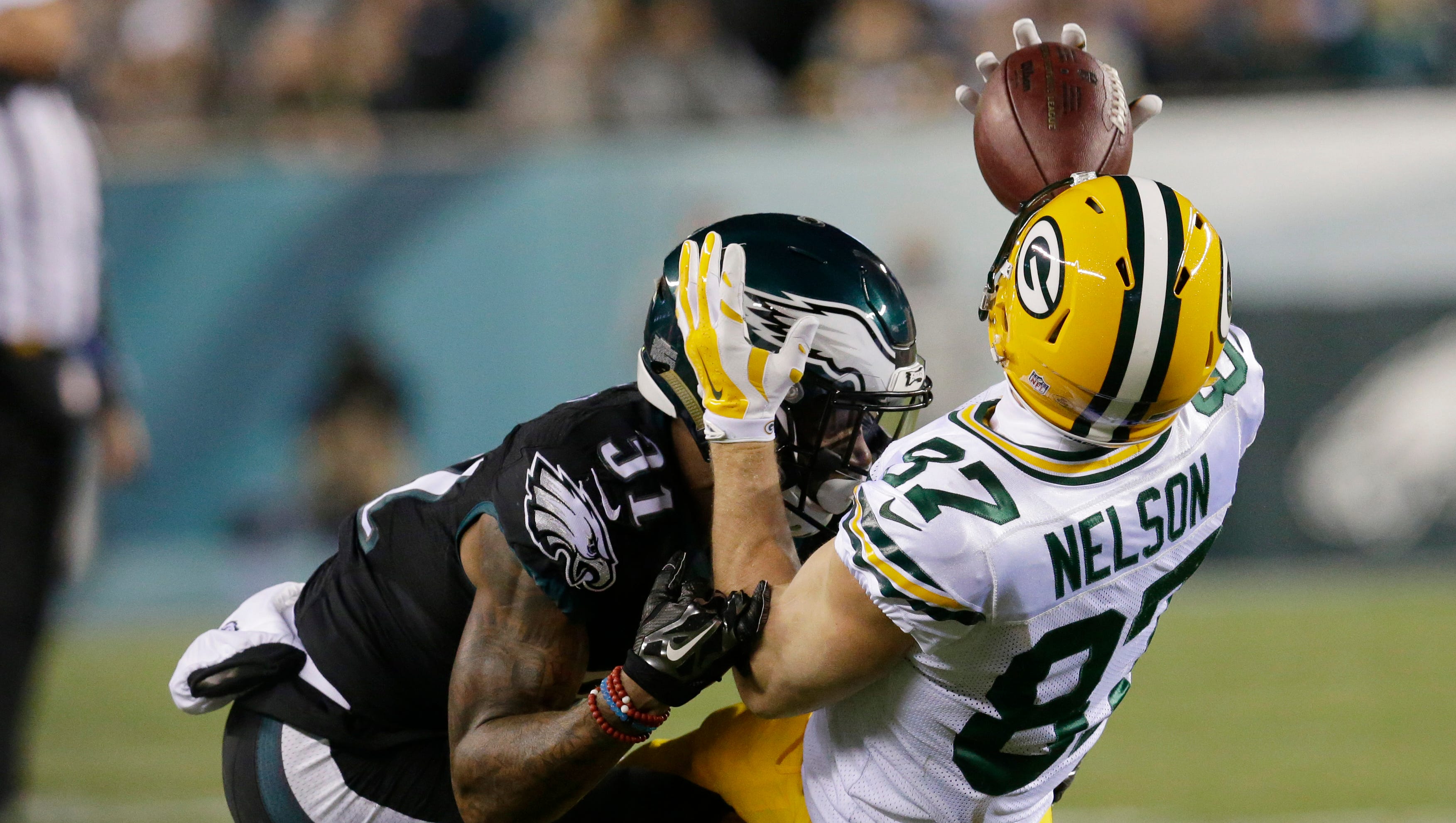 Wide receiver Jordy Nelson make a one-handed catch for a first down while being covered by Eagles cornerback Jalen Mills.