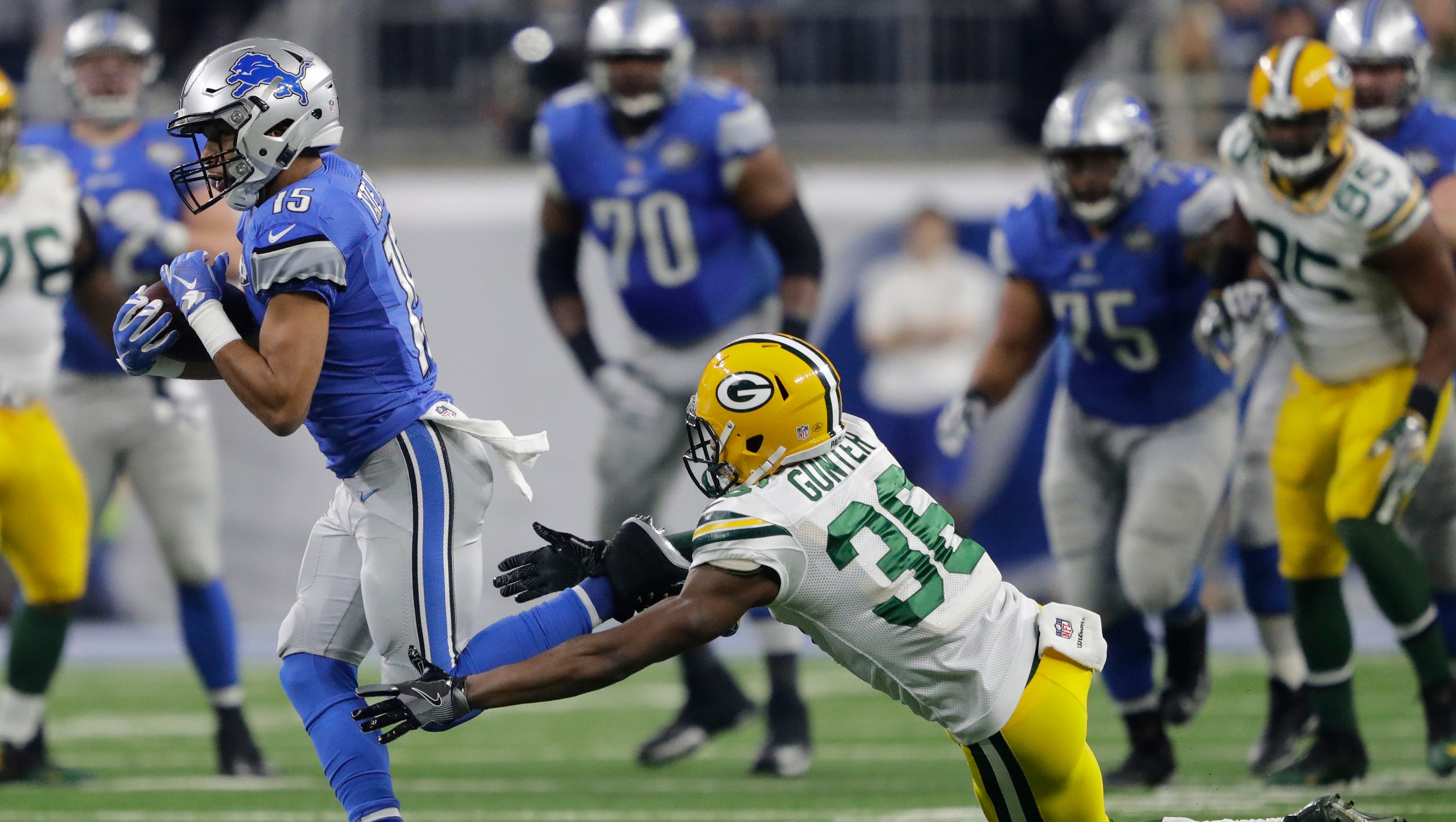 Golden Tate gets past LaDarius Gunter for a first down reception.