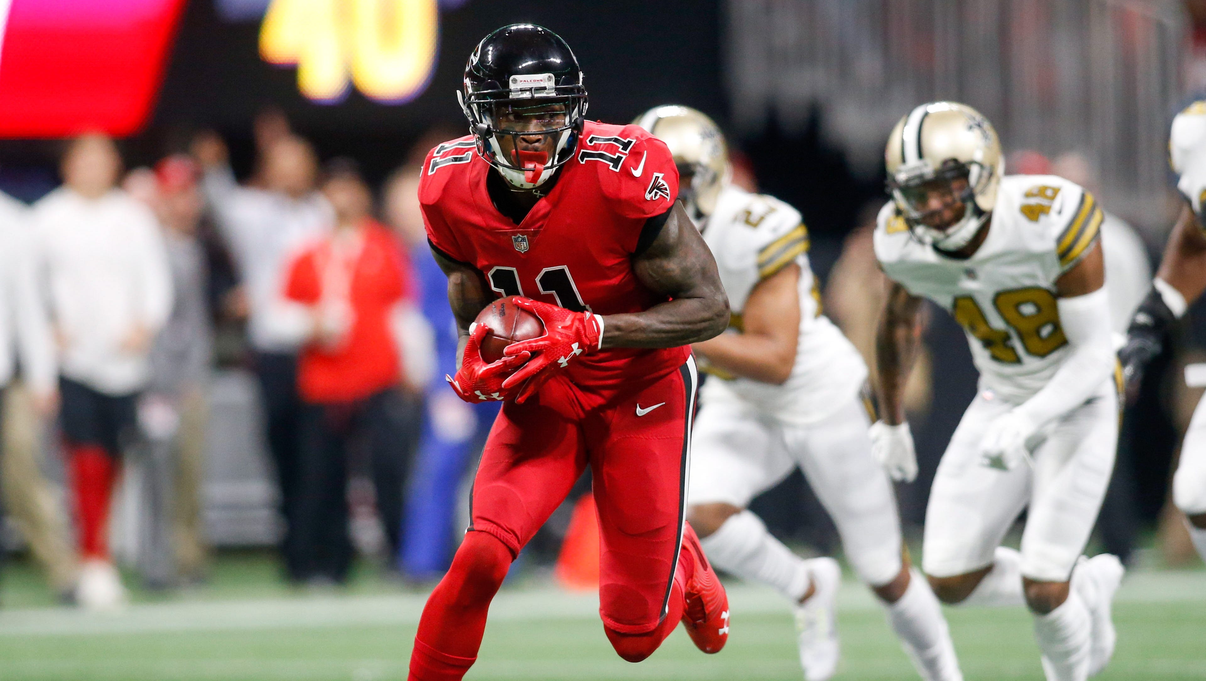 Atlanta Falcons wide receiver Julio Jones (11) runs after a catch against the New Orleans Saints in the first quarter at Mercedes-Benz Stadium.